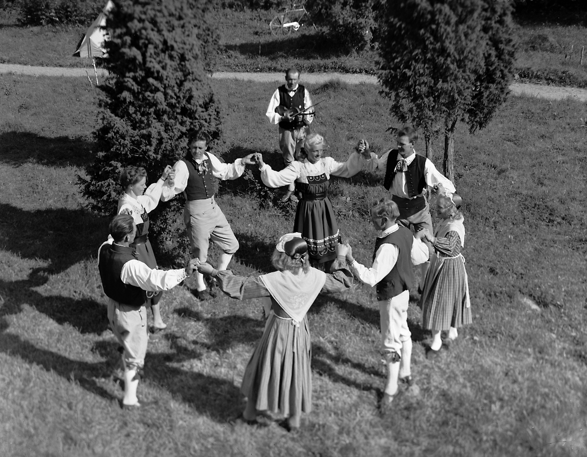 Folkdansare gammal svartvit bild