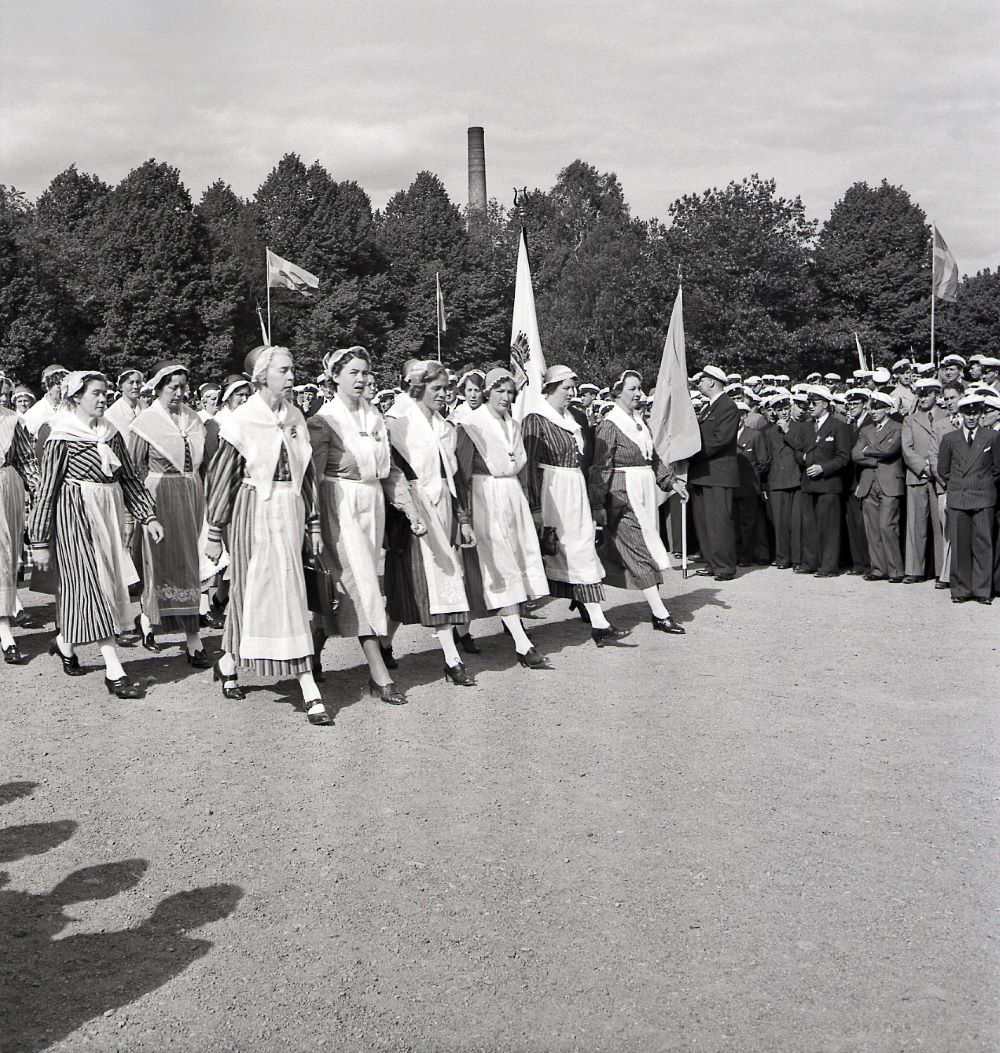 kvinnor i husmorsdräkt paraderar 1942