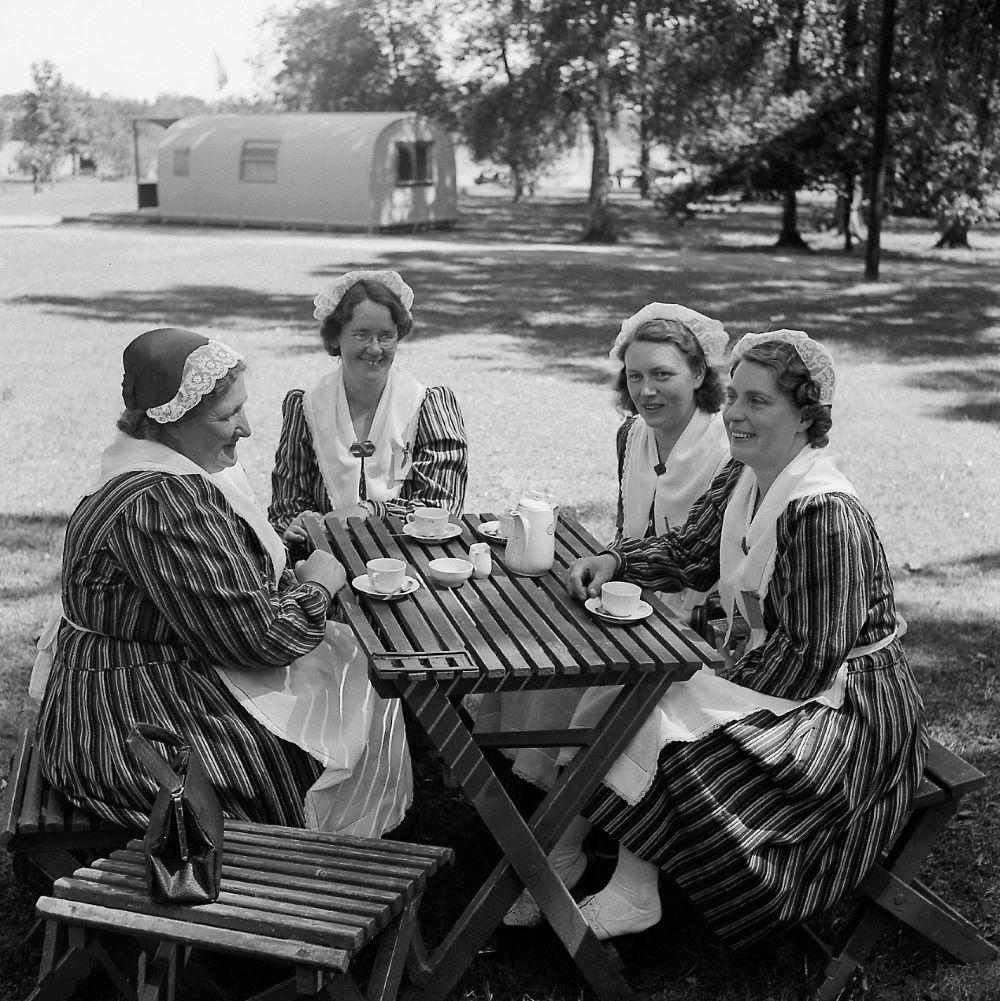 Nagra-kvinnor-i-husmorsdrakter-har-samlats-for-kaffepaus-vid-serveringen-i-Strandbjorket.-30-juni-1942